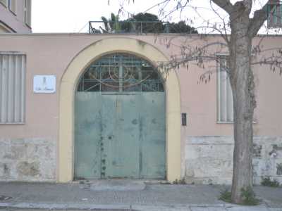 Santo Spirito: corso Umberto I n. 57. Qui il Comune ha assegnato la storica villa Artemisia alla cooperativa sociale Caps (Centro Aiuti Psico-sociale). Ma la villa � abbandonata